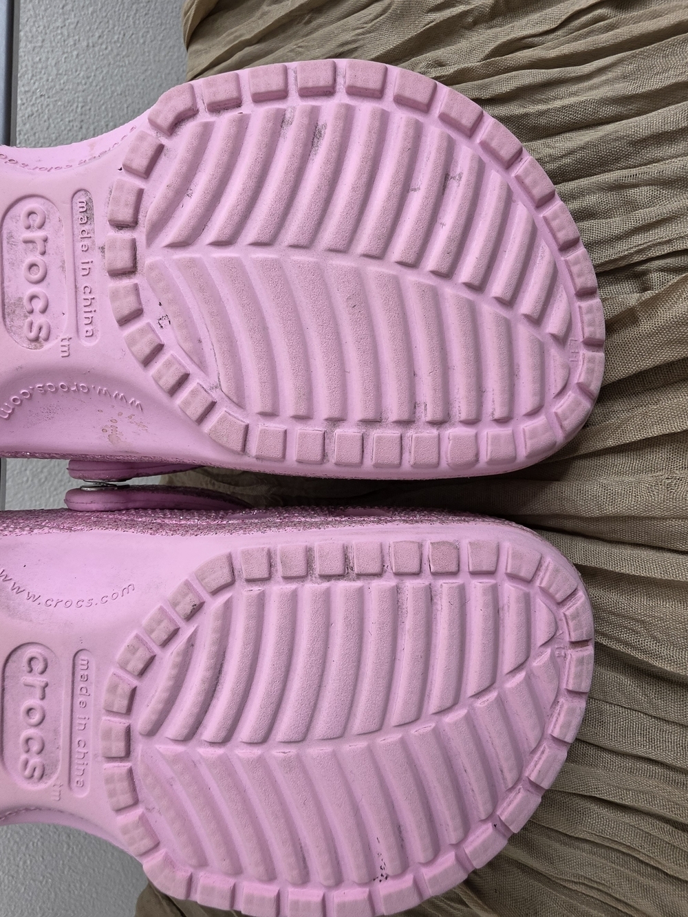Crocs Mean Girls Pink Glitter Classic Clogs Women’s 7 Men’s 5 - Picture 13 of 16